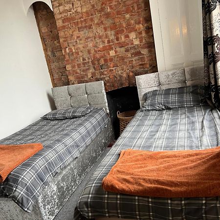 Апартаменти Quigley Buildings - Stylish Entire 2 Bed House Sleeps 5 Wigan - Private Garden - Free Parking - Wifi - Secure Garden Екстер'єр фото