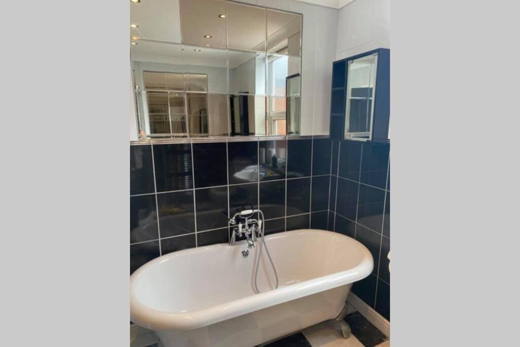 Апартаменти Quigley Buildings - Stylish Entire 2 Bed House Sleeps 5 Wigan - Private Garden - Free Parking - Wifi - Secure Garden Екстер'єр фото