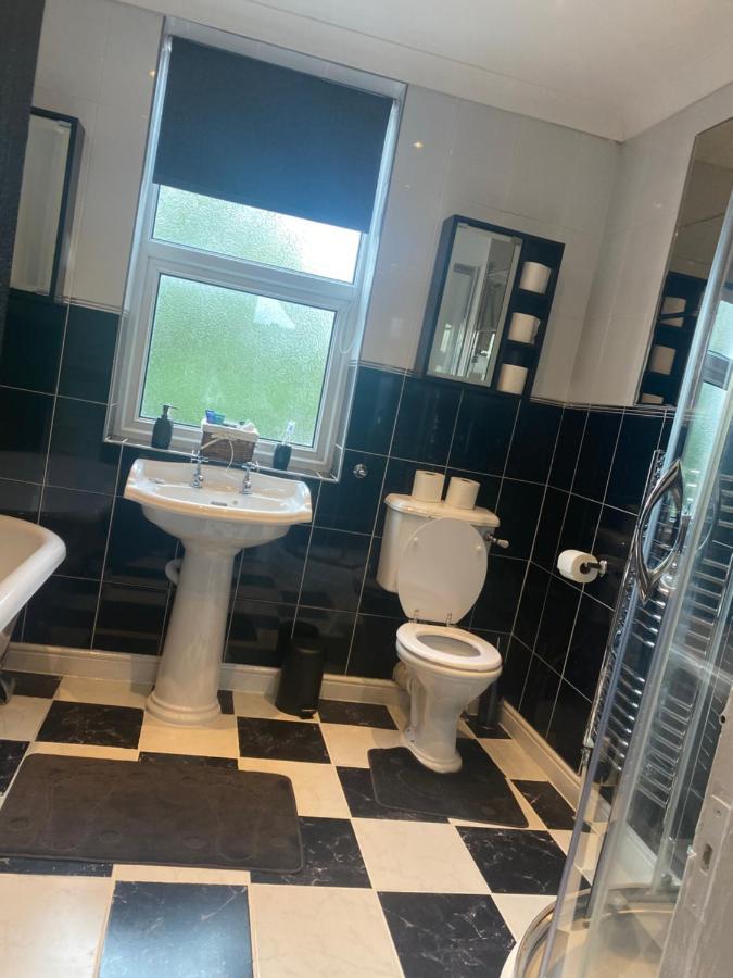 Апартаменти Quigley Buildings - Stylish Entire 2 Bed House Sleeps 5 Wigan - Private Garden - Free Parking - Wifi - Secure Garden Екстер'єр фото