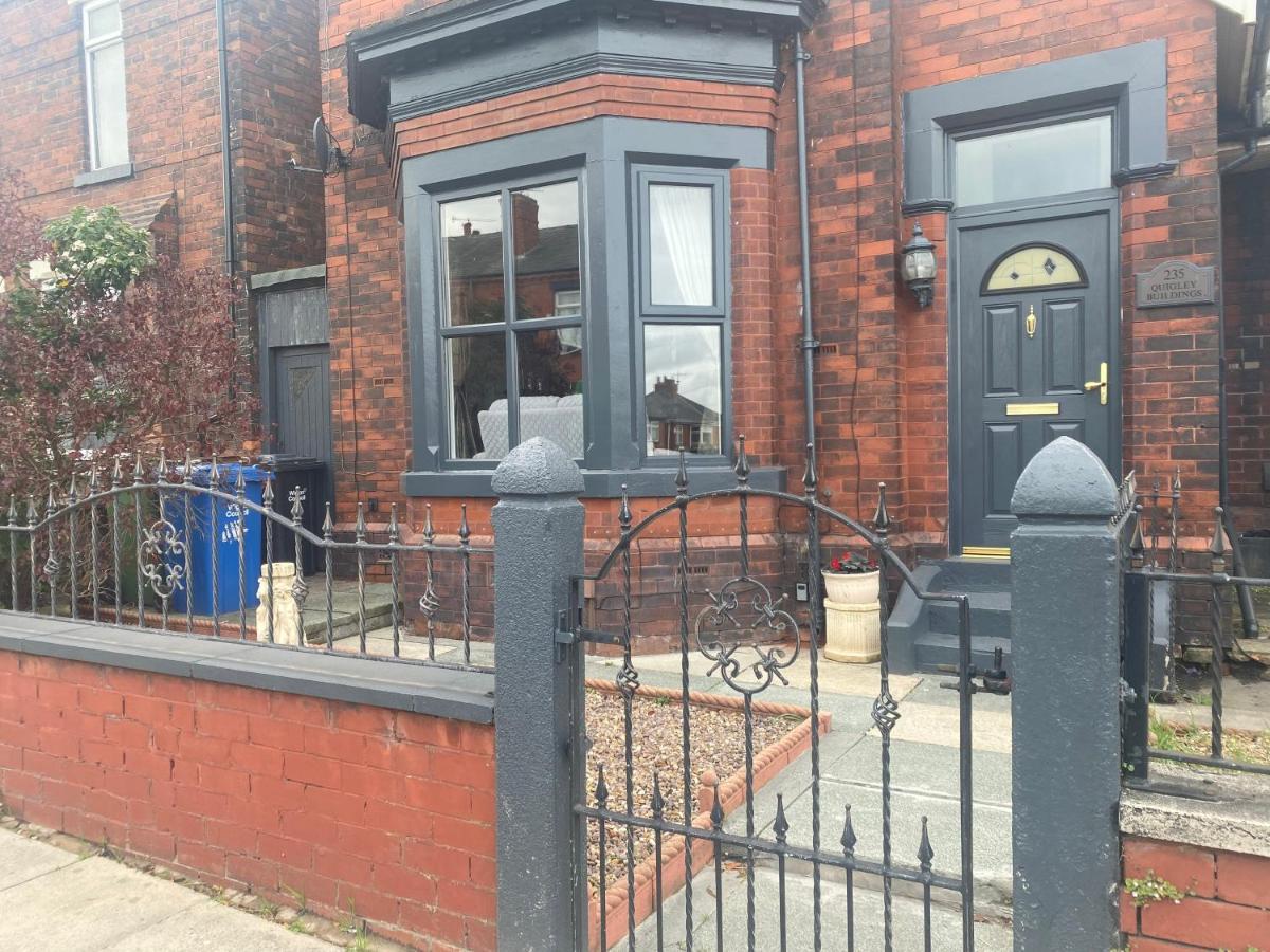 Апартаменти Quigley Buildings - Stylish Entire 2 Bed House Sleeps 5 Wigan - Private Garden - Free Parking - Wifi - Secure Garden Екстер'єр фото