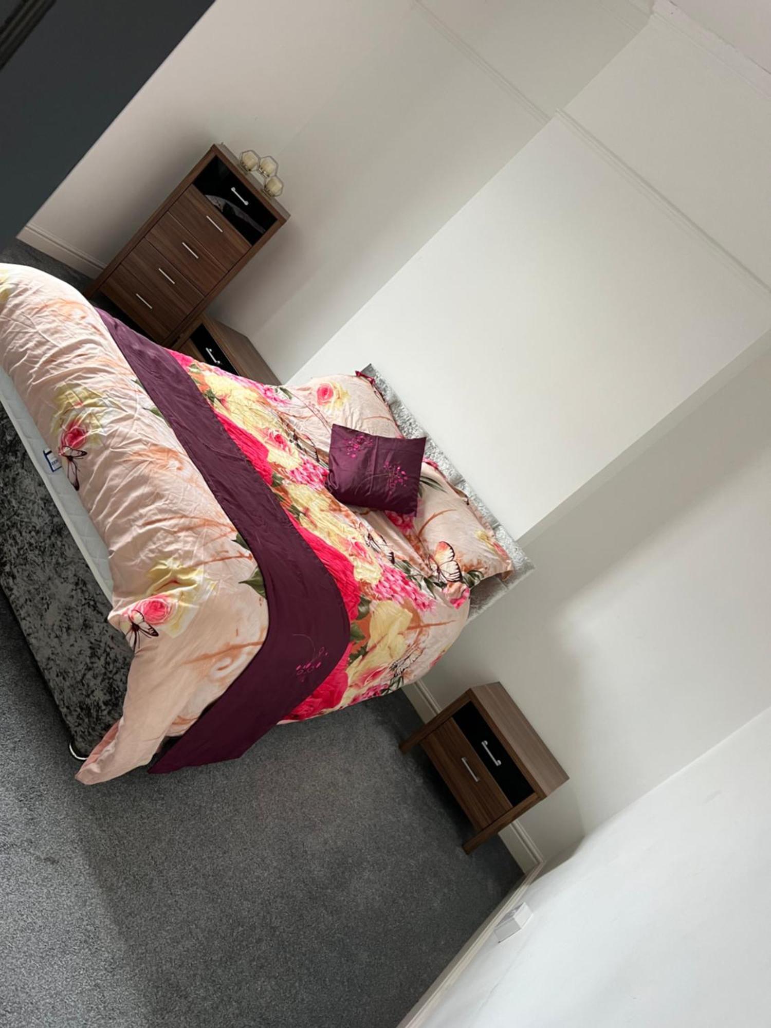 Апартаменти Quigley Buildings - Stylish Entire 2 Bed House Sleeps 5 Wigan - Private Garden - Free Parking - Wifi - Secure Garden Екстер'єр фото